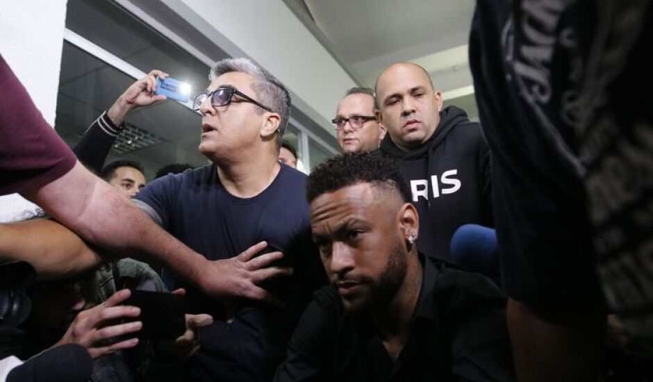 Lesionado no tornozelo direito, Neymar foi cortado da Seleção Brasileira que disputará a Copa América