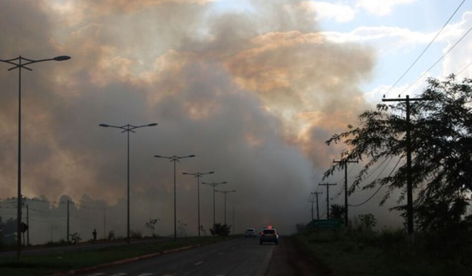 Fumaça causada por queimada às margens da avenida Guaicurus, tirou a visibilidade de quem passava pela rodovia