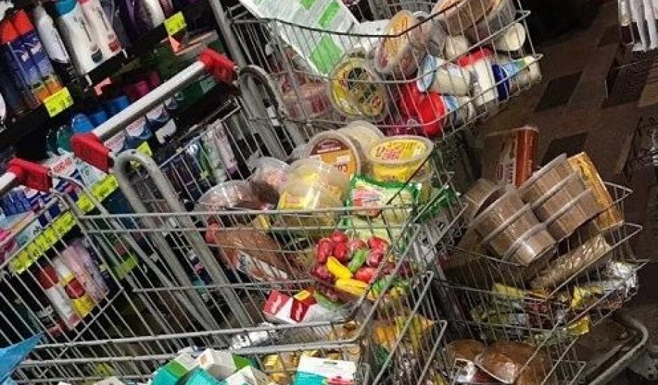Alimentos vencidos encheram cinco carrinhos de compras