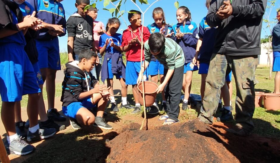 Crianças integram três projetos sociais da cidade: Bombeiros do Amanhã, Florestinhas e Patrulha Mirim do Trânsito
