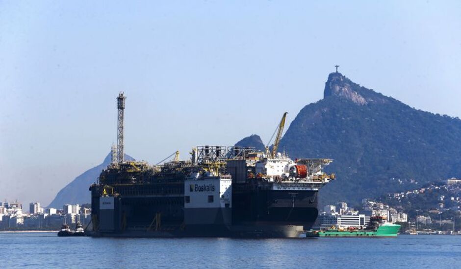 Plataforma de petróleo P-67, ancorada na Baía de Guanabara, destinada ao Sistema de Produção do Campo de Lula, no pré-sal da Bacia de Santos