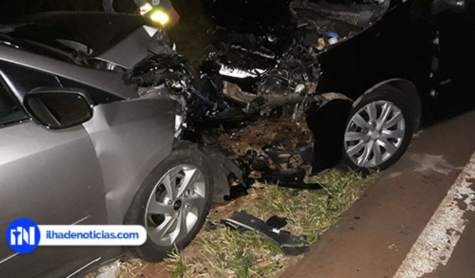 Carros ficaram destruídos no acidente; polícia de Itapura vai investigar