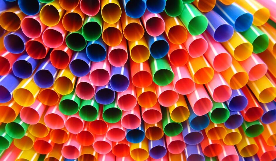 O plástico pode levar centenas de anos para se decompor; produto terá que ser substituído por recicláveis, comestíveis ou biodegradáveis