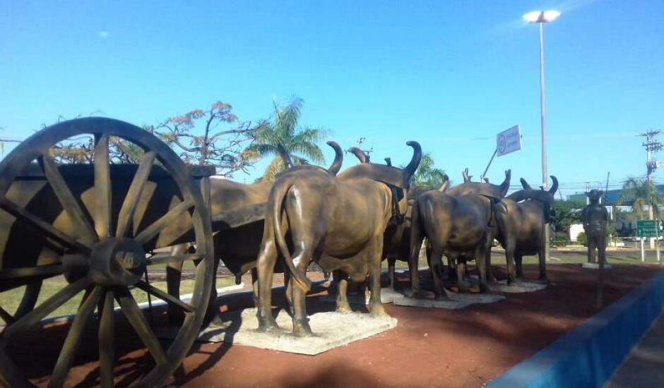 Praça do Jardim Alvorada ganha escultura de carro de boi