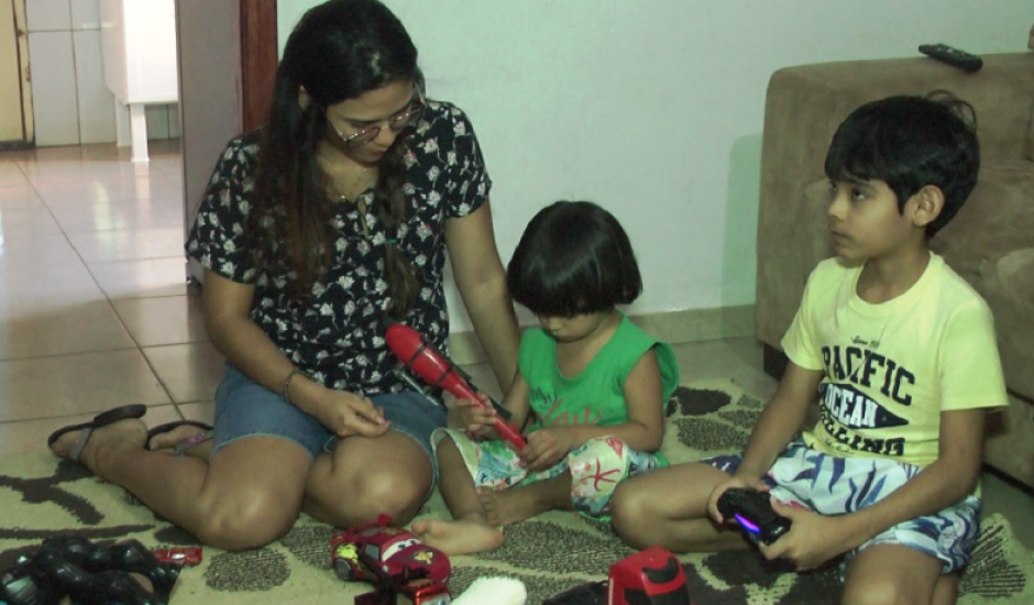Luana Korin, com os filhos, na sala da casa: cuidados redobrados depois de acidente com brinco.