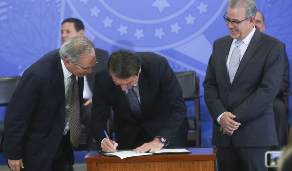 Bolsonaro assina decreto que cria Comitê de Monitoramento para o setor
