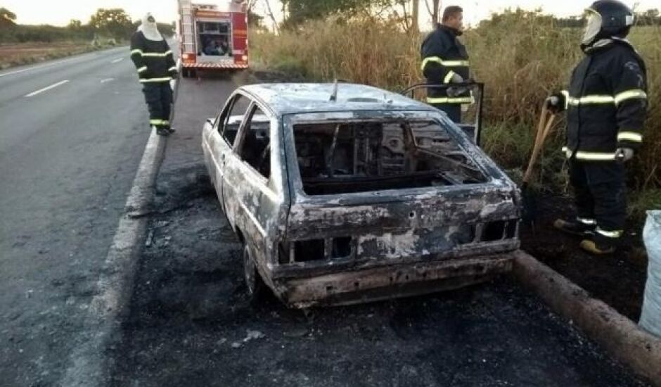 Não se sabe se o veículo pegou fogo por pane mecânica ou foi incendiado propositalmente