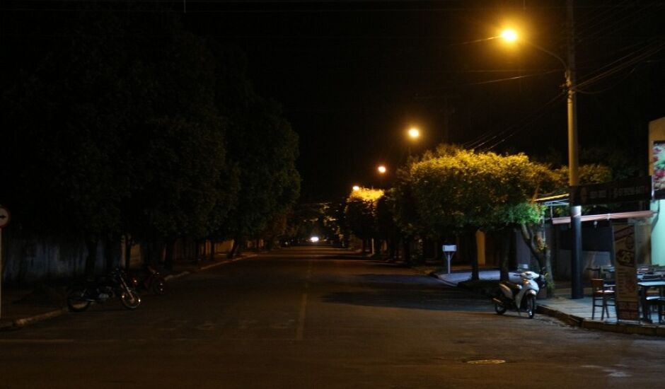 Diversas ruas de Três Lagoas estão às escuras, com lâmpadas queimadas.