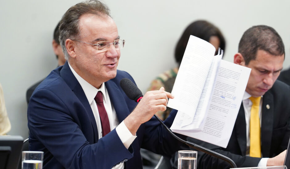 O relator da reforma da Previdência, deputado Samuel Moreira (PSDB-SP), fez ajustes no parecer apresentado por ele em 13 de junho