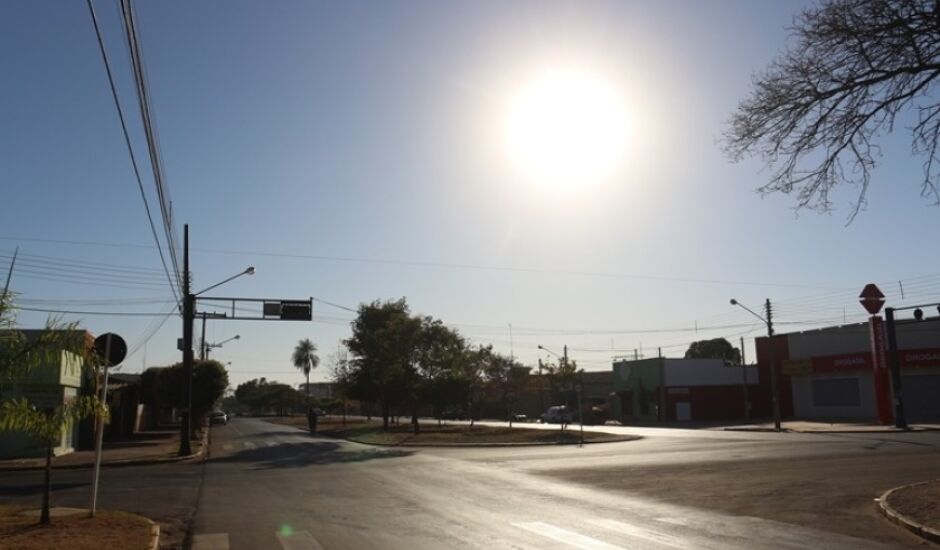 Avenida Eloy Chaves, no centro de Três Lagoas: Sol forte e clima seco