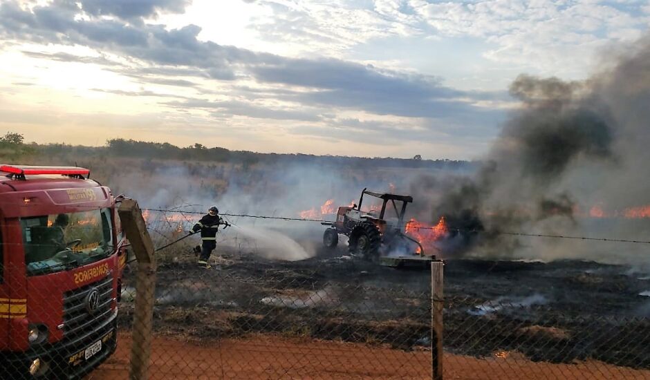 Faísca provoca incêndio em área do aeroporto de Três Lagoas