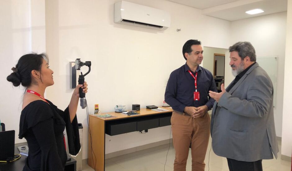 Cortella foi recebido pelo jornalista Israel Espíndo e gentilmente concedeu uma entrevista