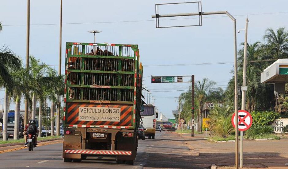 PERIGO > Carretas e outros veículos pesados atravessam área urbana de Três Lagoas