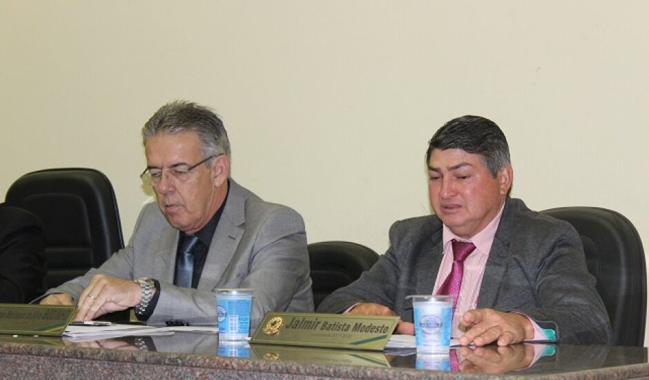 À direita, Paulo Borges. Vereador tem sido chamado de "Pit Bode" por conta dos discursos inflamados em defesa do prefeito