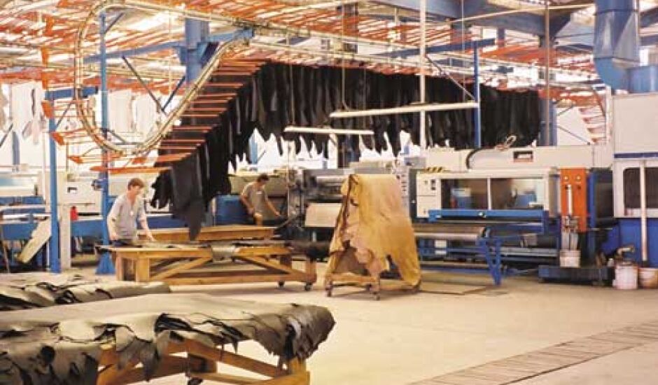 A unidade de Paranaíba processa 3 mil couros/dia e produz couro wet blue