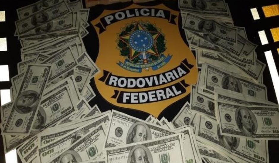 O dinheiro estava preso às pernas do homem, além dos dólares o paraguaio também levava R$3mil