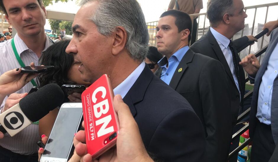 Reinaldo Azambuja (PSDB) esteve presente para prestigiar o desfile de aniversário da Capital