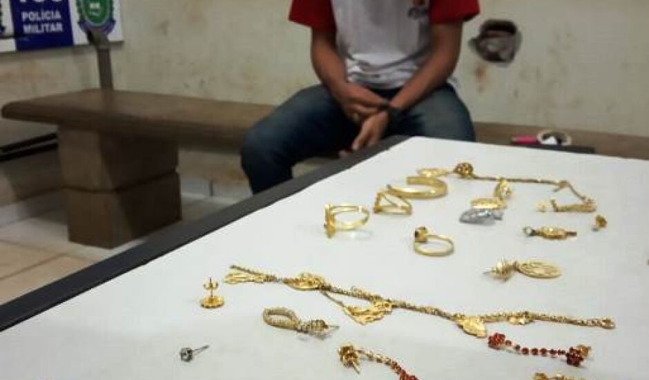 A equipe policial realizou buscas na casa dele e encontrou 21 peças de bijuterias que foram furtadas