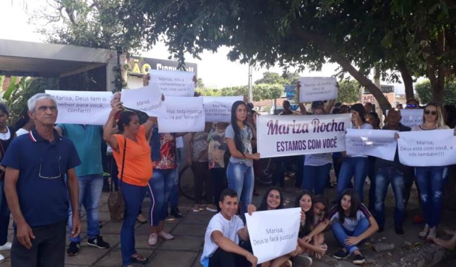 Familiares e amigos da ex-vereadora compareceram em frente ao Fórum com faixas e cartazes para pedir a liberdade de Marisa