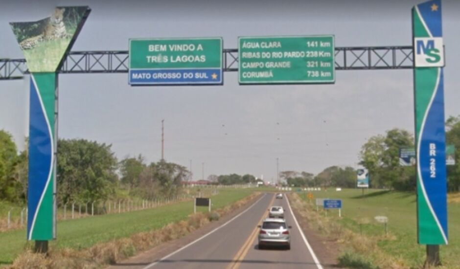 Pórtico ficou isolado depois da construção da ponte sobre o rio Paraná