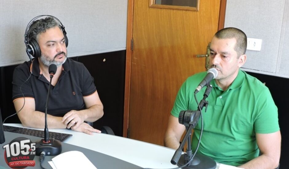 Nestor Junior (esq) entrevistando Subtenente Vieira (dir)