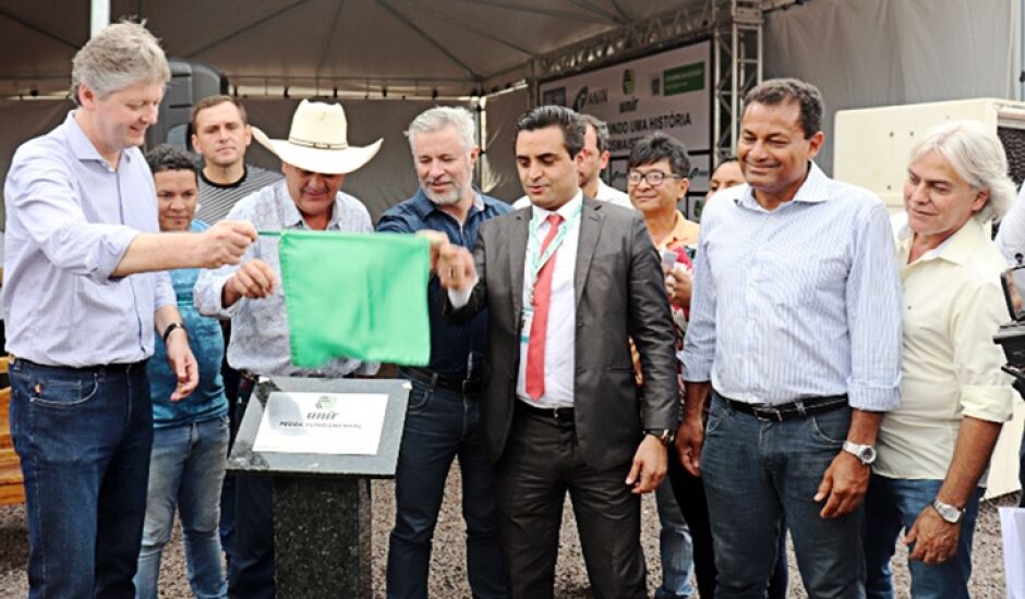 Autoridades participam do lançamento da pedra fundamental da filial da empresa, em Três Lagoas