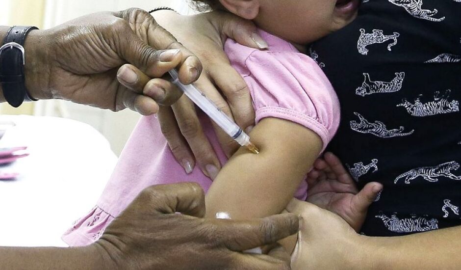 Ministério da Saúde prioriza vacinar crianças para conter surto