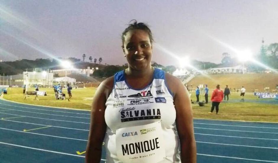 Monique faz parte do projeto esportivo de atletismo