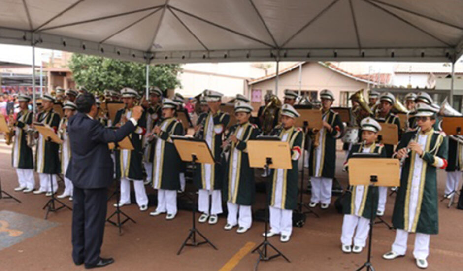 Banda Municipal, regida pelo maestro Carlos Alberto