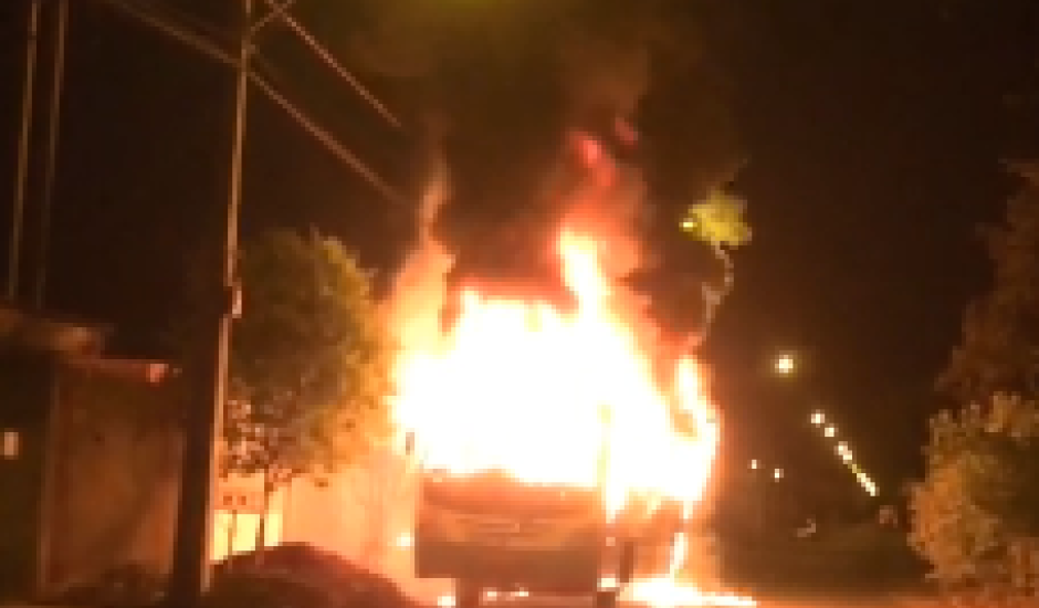 O ônibus ficou totalmente destruido pelas chamas
