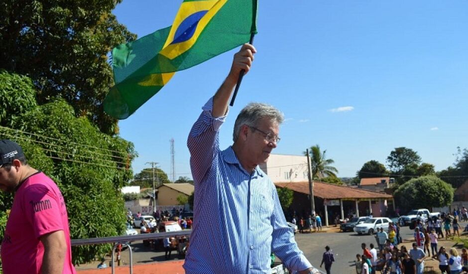 Ronaldo Severino de Lima, prefeito de Paranaíba, empunha bandeira do Brasil durante evento no município
