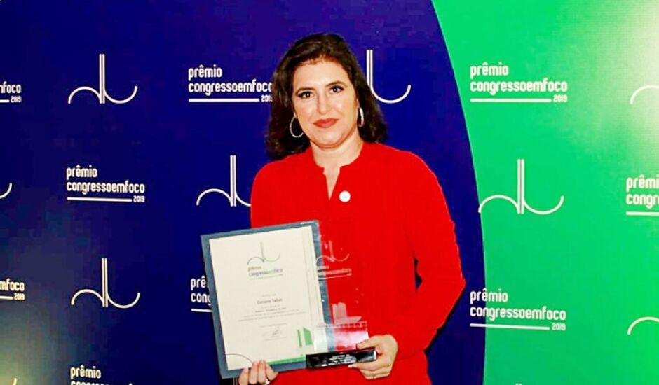 Senadora recebe premiação em Brasília
