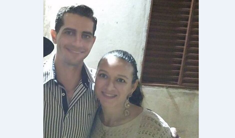 Lúcio Roberto e a mulher, Regianni Araújo, morta na sala da casa dos sogros, na frente do filho de 6 anos