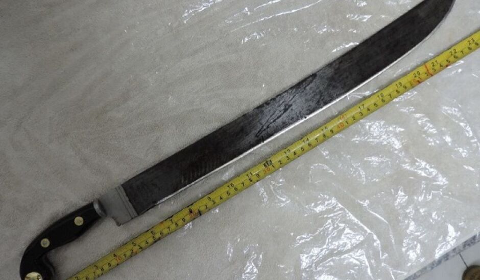 Facão utilizado pelo idoso para atacar a vítima tem 40 cm lâmina