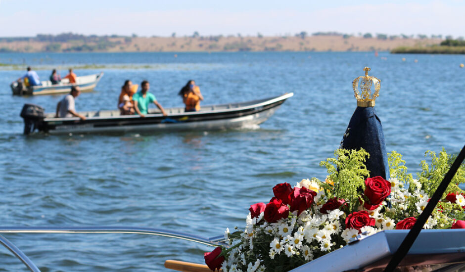 Devotos à Nossa Senhora Aparecida realizam Passeio Náutico em alusão ao aparecimento da santa no rio Paraíba do Sul