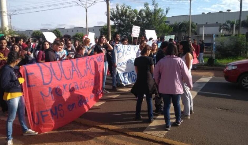 No mês de maio, servidores e estudantes foram às ruas contra os cortes de verbas.