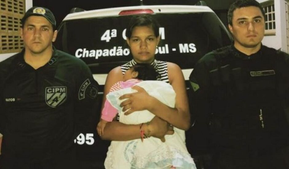 Foto: PM Marcelo Queiroz, adolescente mãe do bebê salvo, e PM Renê Ferreira