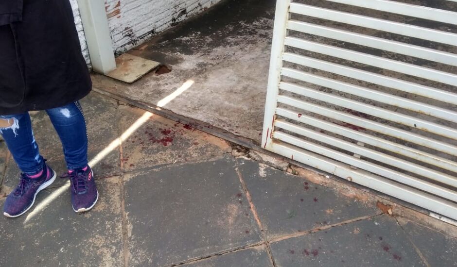 Marcas de sangue no chão, no portão da empresa, onde o empresário foi ferido