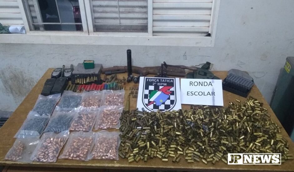 PM encontrou um verdadeiro arsenal de munições e armamentos em casa de um dos suspeitos