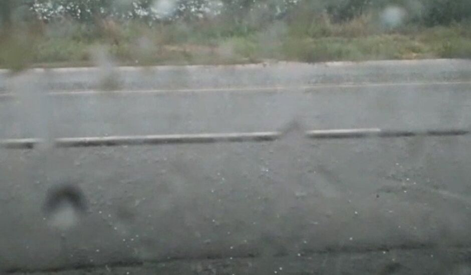 Motorista aproveitou para fazer vídeo da chuva de granizo