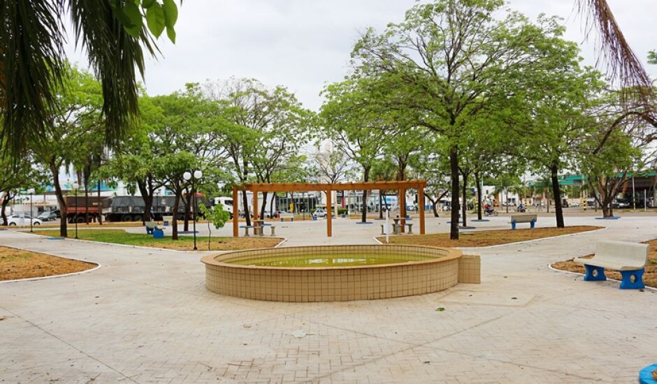 Praça ganhou novo visual e cores; arborização foi preservada