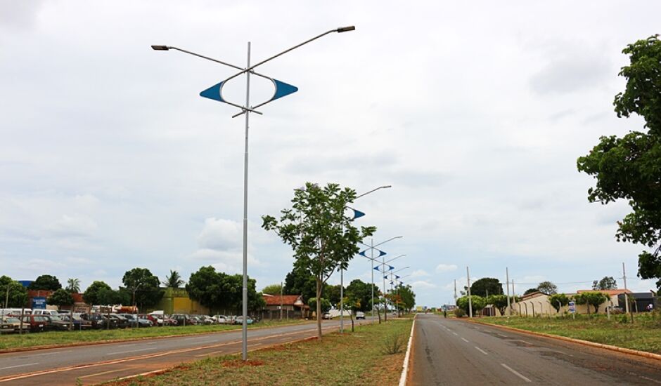 Empresa iniciou a instalação de postes e luminárias de LED na avenida