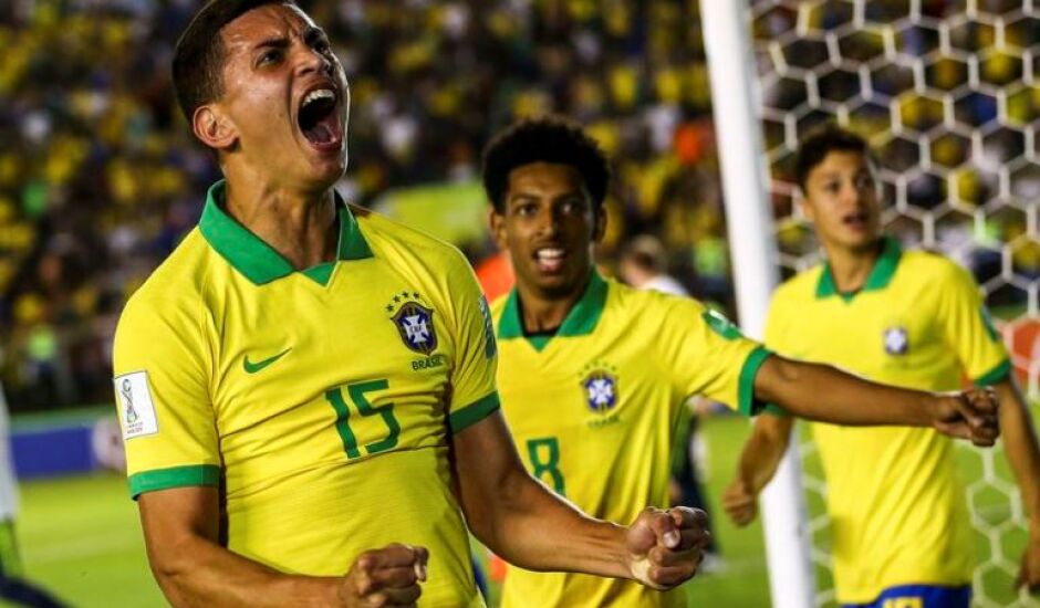 Brasil sai ovacionado do Estádio Bezerrão, no Gama/DF