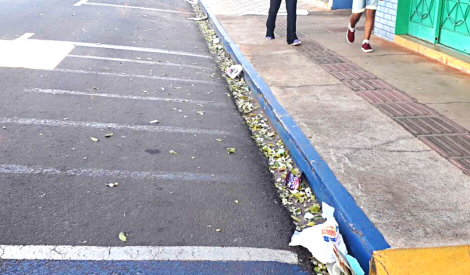 Rua suja > Falta de limpeza tem sido registrada por dias consecutivos na cidade