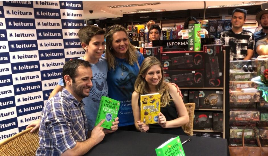 Iberê e Mari autografaram livros e tiraram fotos com os seguidores