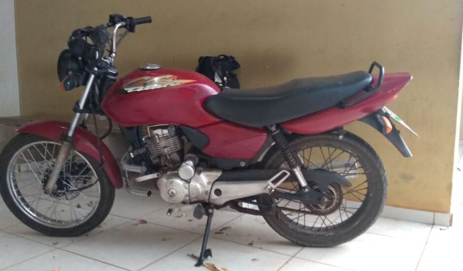 A Polícia Militar recuperou a moto furta com dois menores no bairro Carandá