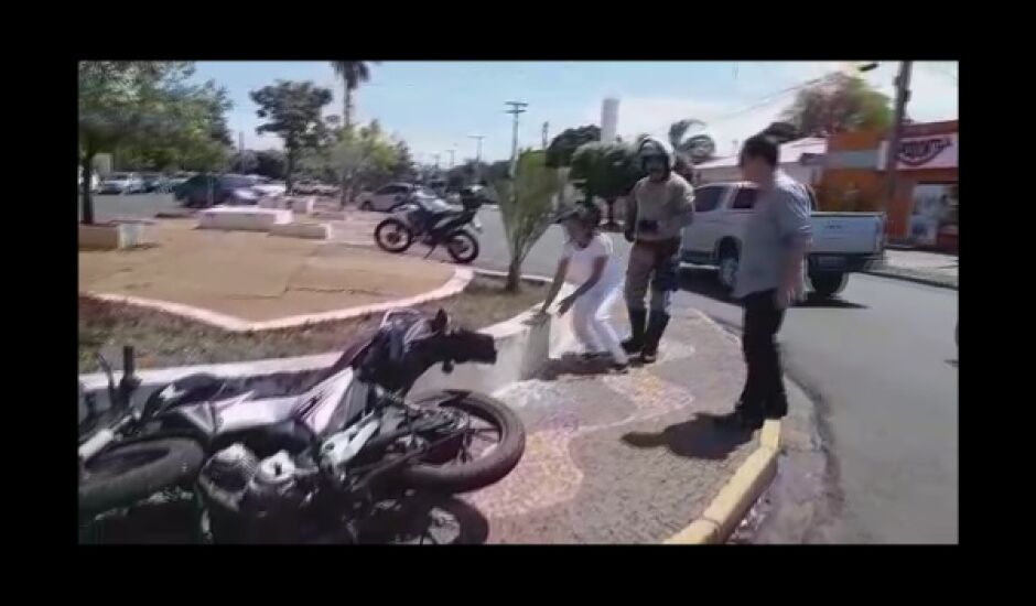 Noiva do piloto da moto chega ao local do acidente