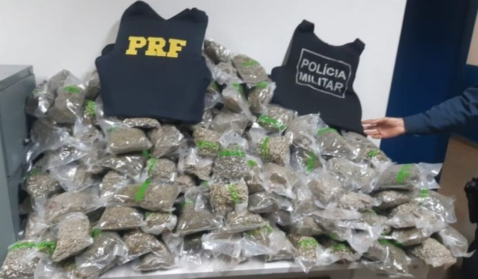 Polícia Rodoviaria Federal e Polícia Militar prende jovem e apreende mais de 50 kg de supermaconha em Itaquirai