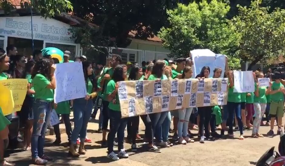 Alunos da Escola Estadual Professor Carlos Henrique Schrader se manifestaram contra o fechamento da escola na manhã desta quarta-feira