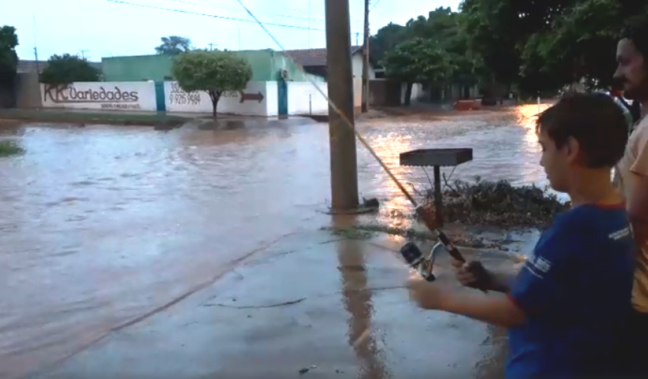 Moradores simulam pescaria na avenida Antônio Estevan Leal
